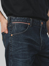 กางเกงยีนส์ผู้ชาย (ริมแดง) คอลเลคชั่น CASEY JONES LARSTON FIT เอวต่ำ ทรงเข้ารูป สียีนส์เข้ม