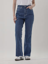 กางเกงยีนส์ผู้หญิง คอลเลคชั่น EVERYDAY WITH WRANGLER FLARE FIT เอวกลาง ทรงตรง-ขาม้า สียีนส์กลาง