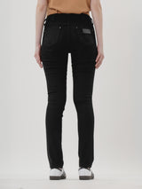 กางเกงยีนส์ผู้หญิง คอลเลคชั่น EVERYDAY WITH WRANGLER LARA FIT เอวกลาง ทรงเข้ารูป สีดำ