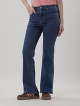 กางเกงยีนส์ผู้หญิง คอลเลคชั่น EVERYDAY WITH WRANGLER BOOTCUT FIT เอวสูง ทรงขาม้า สียีนส์กลาง