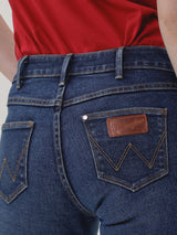 กางเกงยีนส์ผู้หญิง คอลเลคชั่น EVERYDAY WITH WRANGLER LARA FIT เอวกลาง ทรงเข้ารูป สียีนส์กลาง