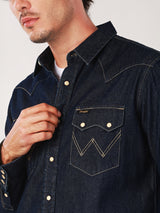 เสื้อเชิ้ตแขนยาวผู้ชาย คอลเลคชั่น WRANGLER LEGENDS ทรงตรง สียีนส์เข้ม
