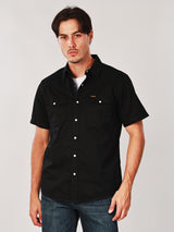 เสื้อเชิ้ตแขนสั้นผู้ชาย คอลเลคชั่น WRANGLER LEGENDS ทรงตรง สีดำ