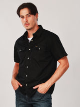 เสื้อเชิ้ตแขนสั้นผู้ชาย คอลเลคชั่น WRANGLER LEGENDS ทรงตรง สีดำ