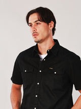 เสื้อเชิ้ตแขนสั้นผู้ชาย คอลเลคชั่น WRANGLER LEGENDS ทรงตรง สีดำ