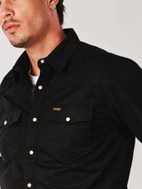เสื้อเชิ้ตแขนสั้นผู้ชาย คอลเลคชั่น WRANGLER LEGENDS ทรงตรง สีดำ
