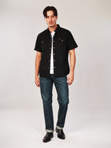 เสื้อเชิ้ตแขนสั้นผู้ชาย คอลเลคชั่น WRANGLER LEGENDS ทรงตรง สีดำ