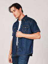 เสื้อเชิ้ตแขนสั้นผู้ชาย คอลเลคชั่น WRANGLER LEGENDS ทรงตรง สียีนส์กลาง
