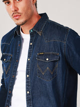 เสื้อเชิ้ตแขนสั้นผู้ชาย คอลเลคชั่น WRANGLER LEGENDS ทรงตรง สียีนส์กลาง