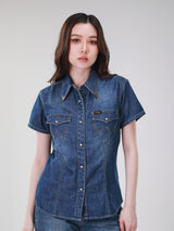 เสื้อเชิ้ตแขนสั้นผู้หญิง คอลเลคชั่น WRANGLER LEGENDS SLIM FIT สียีนส์กลาง