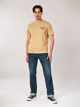 เสื้อยืดแขนสั้นผู้ชาย คอลเลคชั่น WRANGLER LEGENDS ทรงตรง สีเบจ