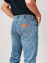 กางเกงยีนส์ผู้ชาย คอลเลคชั่น WRANGLER LEGENDS GREENSBORO FIT เอวกลาง ทรงตรง สียีนส์อ่อน