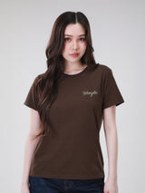 เสื้อยืดแขนสั้นผู้หญิง คอลเลคชั่น WRANGLER LEGENDS ทรงตรง สีน้ำตาล
