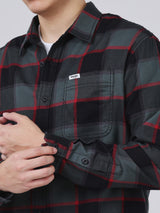เสื้อเชิ้ตแขนยาวผู้ชาย ทรงตรง สีเขียวมะกอก