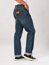 กางเกงยีนส์ผู้ชาย คอลเลคชั่น WRANGLER LEGENDS 13MWZ FIT เอวกลาง ทรงตรง สียีนส์กลาง