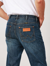 กางเกงยีนส์ผู้ชาย คอลเลคชั่น WRANGLER LEGENDS 13MWZ FIT เอวกลาง ทรงตรง สียีนส์กลาง