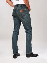 กางเกงยีนส์ผู้ชาย คอลเลคชั่น WRANGLER LEGENDS GREENSBORO FIT เอวกลาง ทรงตรง สียีนส์เข้ม