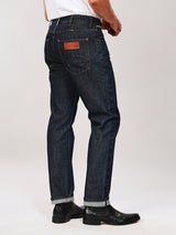 กางเกงยีนส์ (ริมขาว)ผู้ชาย คอลเลคชั่น WRANGLER LEGENDS GREENSBORO FIT เอวกลาง ทรงตรง สียีนส์เข้ม