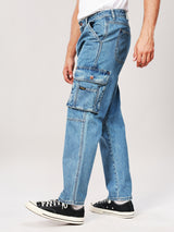 กางเกงยีนส์ผู้ชาย คอลเลคชั่น WRANGLER LEGENDS CARGO FIT เอวกลาง ทรงตรง สียีนส์อ่อน