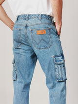 กางเกงยีนส์ผู้ชาย คอลเลคชั่น WRANGLER LEGENDS CARGO FIT เอวกลาง ทรงตรง สียีนส์อ่อน