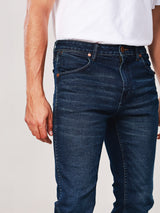 กางเกงยีนส์ผู้ชาย คอลเลคชั่น WRANGLER LEGENDS LARSTON FIT เอวต่ำ ทรงเข้ารูป สียีนส์กลาง