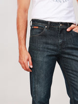 กางเกงยีนส์ผู้ชาย คอลเลคชั่น WRANGLER LEGENDS TEXAS FIT เอวกลาง ทรงตรง สียีนส์กลาง