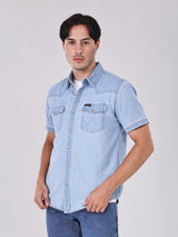 เสื้อเชิ้ตแขนสั้นผู้ชาย คอลเลคชั่น BEYOND INDIGO ทรงตรง สียีนส์อ่อน