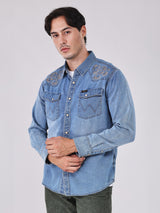 เสื้อเชิ้ตแขนยาวผู้ชาย คอลเลคชั่น BEYOND INDIGO ทรงตรง สียีนส์กลาง