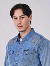 เสื้อเชิ้ตแขนยาวผู้ชาย คอลเลคชั่น BEYOND INDIGO ทรงตรง สียีนส์กลาง