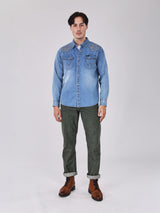 เสื้อเชิ้ตแขนยาวผู้ชาย คอลเลคชั่น BEYOND INDIGO ทรงตรง สียีนส์กลาง