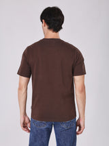 เสื้อยืดแขนสั้นผู้ชาย คอลเลคชั่น BEYOND DENIM ทรงตรง สีน้ำตาล