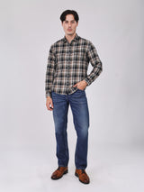 เสื้อเชิ้ตแขนยาวผู้ชาย คอลเลคชั่น BEYOND DENIM ทรงตรง สีน้ำตาล