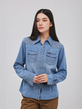 เสื้อเชิ้ตแขนยาวผู้หญิง คอลเลคชั่น BEYOND INDIGO ทรงตรง สียีนส์กลาง
