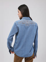เสื้อเชิ้ตแขนยาวผู้หญิง คอลเลคชั่น BEYOND INDIGO ทรงตรง สียีนส์กลาง