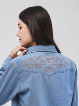 เสื้อเชิ้ตแขนยาวผู้หญิง คอลเลคชั่น BEYOND INDIGO ทรงตรง สียีนส์กลาง
