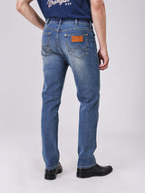กางเกงยีนส์ผู้ชาย คอลเลคชั่น BEYOND DENIM LARSTON FIT เอวต่ำ ทรงเข้ารูป สียีนส์กลาง