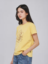 เสื้อยืดแขนสั้นผู้หญิง คอลเลคชั่น BEYOND INDIGO ทรงตรง สีเหลือง
