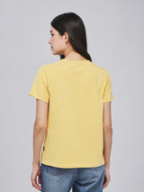 เสื้อยืดแขนสั้นผู้หญิง คอลเลคชั่น BEYOND INDIGO ทรงตรง สีเหลือง