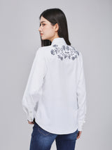 เสื้อเชิ้ตแขนยาวผู้หญิง คอลเลคชั่น BEYOND DENIM ทรงตรง สีขาว