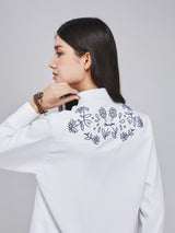 เสื้อเชิ้ตแขนยาวผู้หญิง คอลเลคชั่น BEYOND DENIM ทรงตรง สีขาว