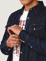 เสื้อเชิ้ตแขนยาวผู้ชาย คอลเลคชั่น EVERYDAY WITH WRANGLER ทรงตรง สียีนส์เข้ม