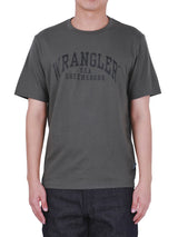เสื้อยืดแขนสั้นผู้ชาย คอลเลคชั่น EVERYDAY WITH WRANGLER ทรงตรง สีเขียวมะกอก