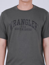 เสื้อยืดแขนสั้นผู้ชาย คอลเลคชั่น EVERYDAY WITH WRANGLER ทรงตรง สีเขียวมะกอก