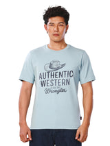 เสื้อยืดแขนสั้นผู้ชาย คอลเลคชั่น EVERYDAY WITH WRANGLER ทรงตรง สีฟ้า