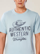 เสื้อยืดแขนสั้นผู้ชาย คอลเลคชั่น EVERYDAY WITH WRANGLER ทรงตรง สีฟ้า