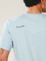 เสื้อยืดแขนสั้นผู้ชาย คอลเลคชั่น EVERYDAY WITH WRANGLER ทรงตรง สีฟ้า