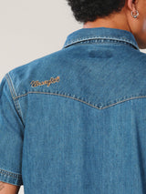 เสื้อเชิ้ตแขนสั้นผู้ชาย คอลเลคชั่น EVERYDAY WITH WRANGLER ทรงตรง สีฟ้า