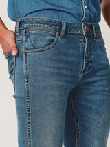 กางเกงยีนส์ผู้ชาย คอลเลคชั่น EVERYDAY WITH WRANGLER VEGAS FIT เอวกลาง ทรงรัดรูป สียีนส์กลาง