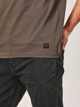 เสื้อยืดแขนสั้นผู้ชาย ทรงตรง สีน้ำตาล