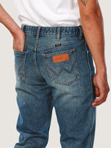 กางเกงยีนส์ผู้ชาย คอลเลคชั่น EVERYDAY WITH WRANGLER 13MWZ FIT เอวกลาง ทรงตรง สียีนส์อ่อน